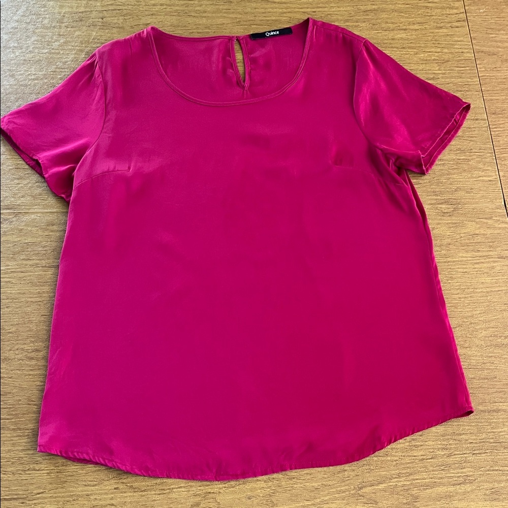 Quince Scoop Neck Short Sleeve Silk Blouse in Magenta, Keyhole Back, Sz L
